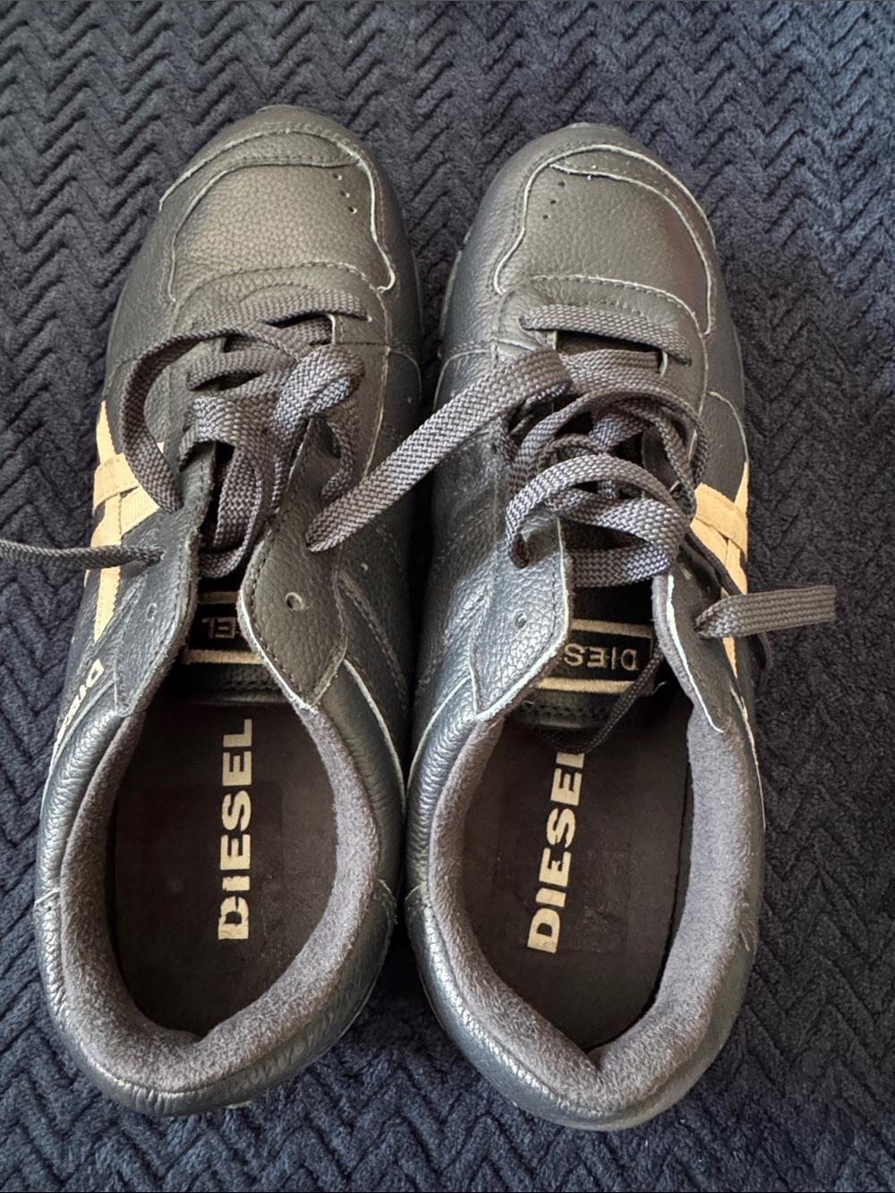 NWT, Diesel Men’s Navy blue Sneakers with Cream Stripes